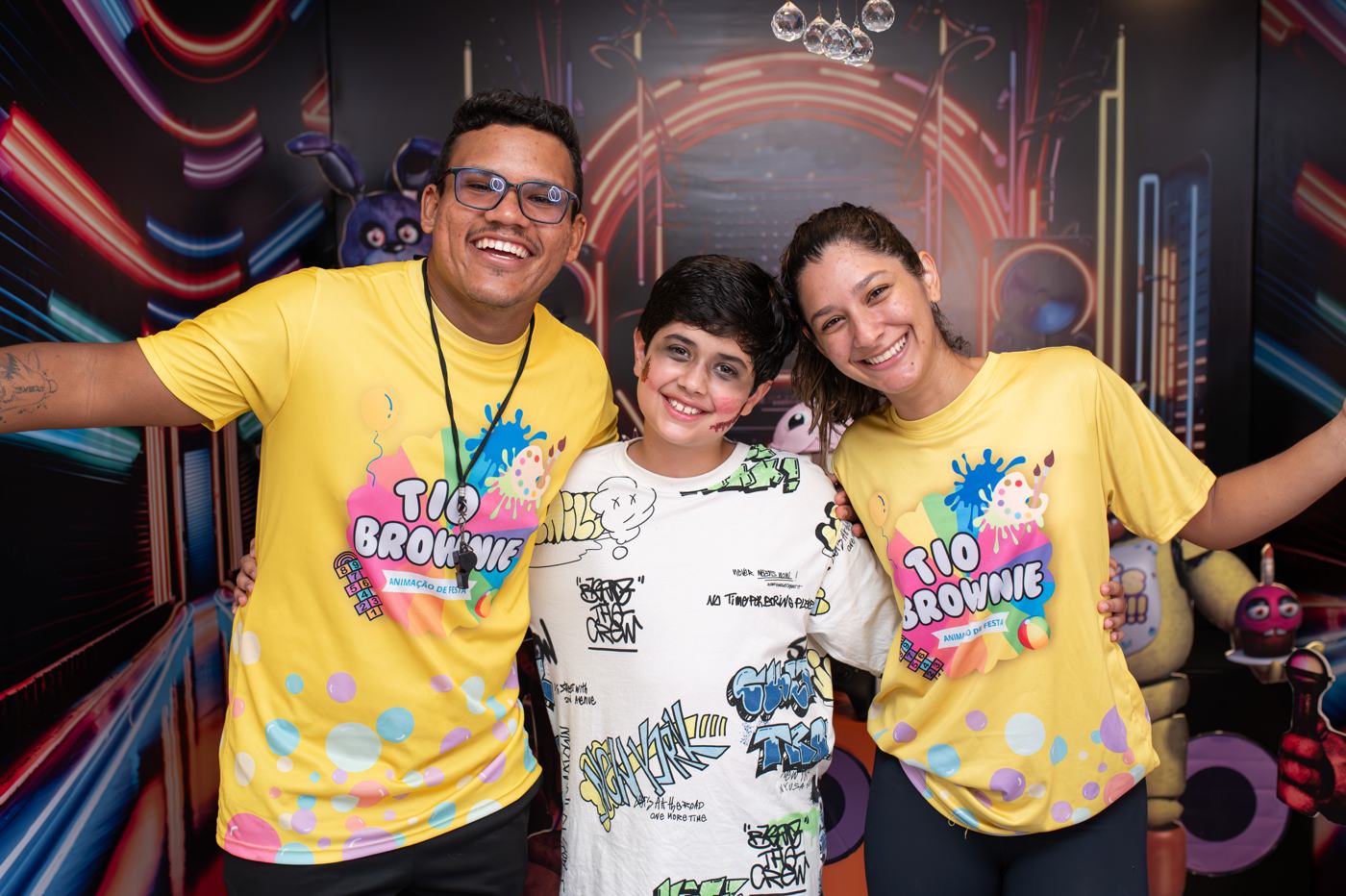 Tio Brownie e recreadora da equipe com o aniversariante