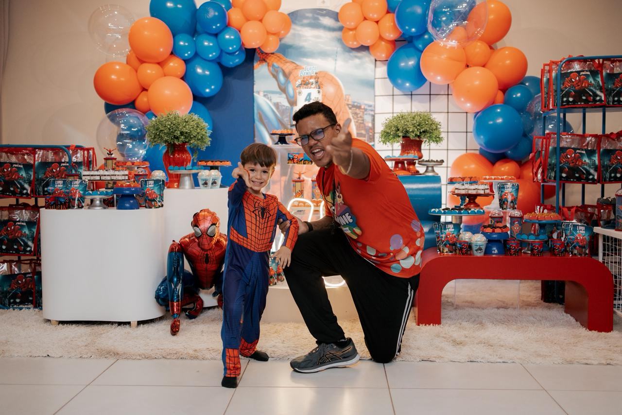 Recreador com criança fantasiada em festa