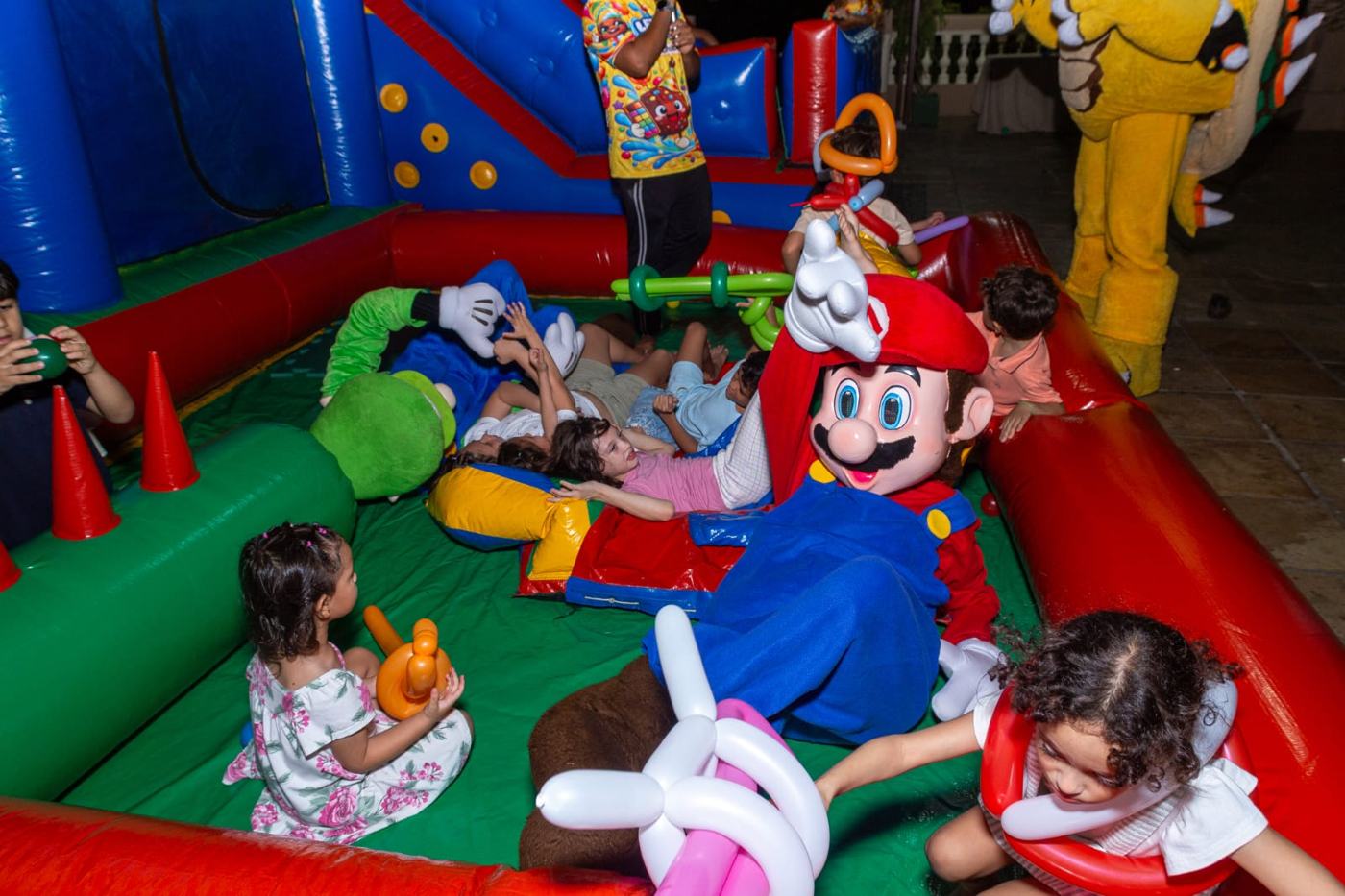 Crianças no brinquedo inflável