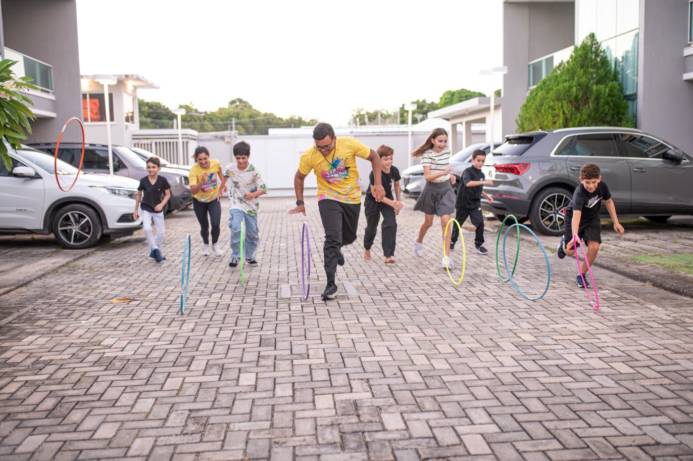 Corrida com bambolês entre recreadores e crianças