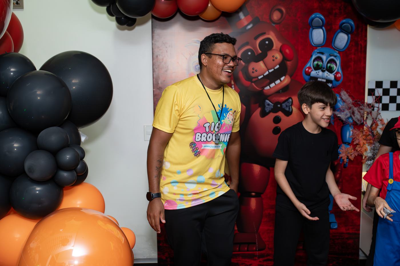 Tio Brownie animando crianças em festa