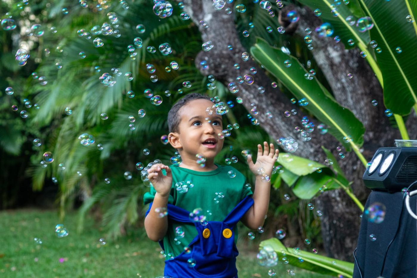 Criança brincando com bolhas de sabão