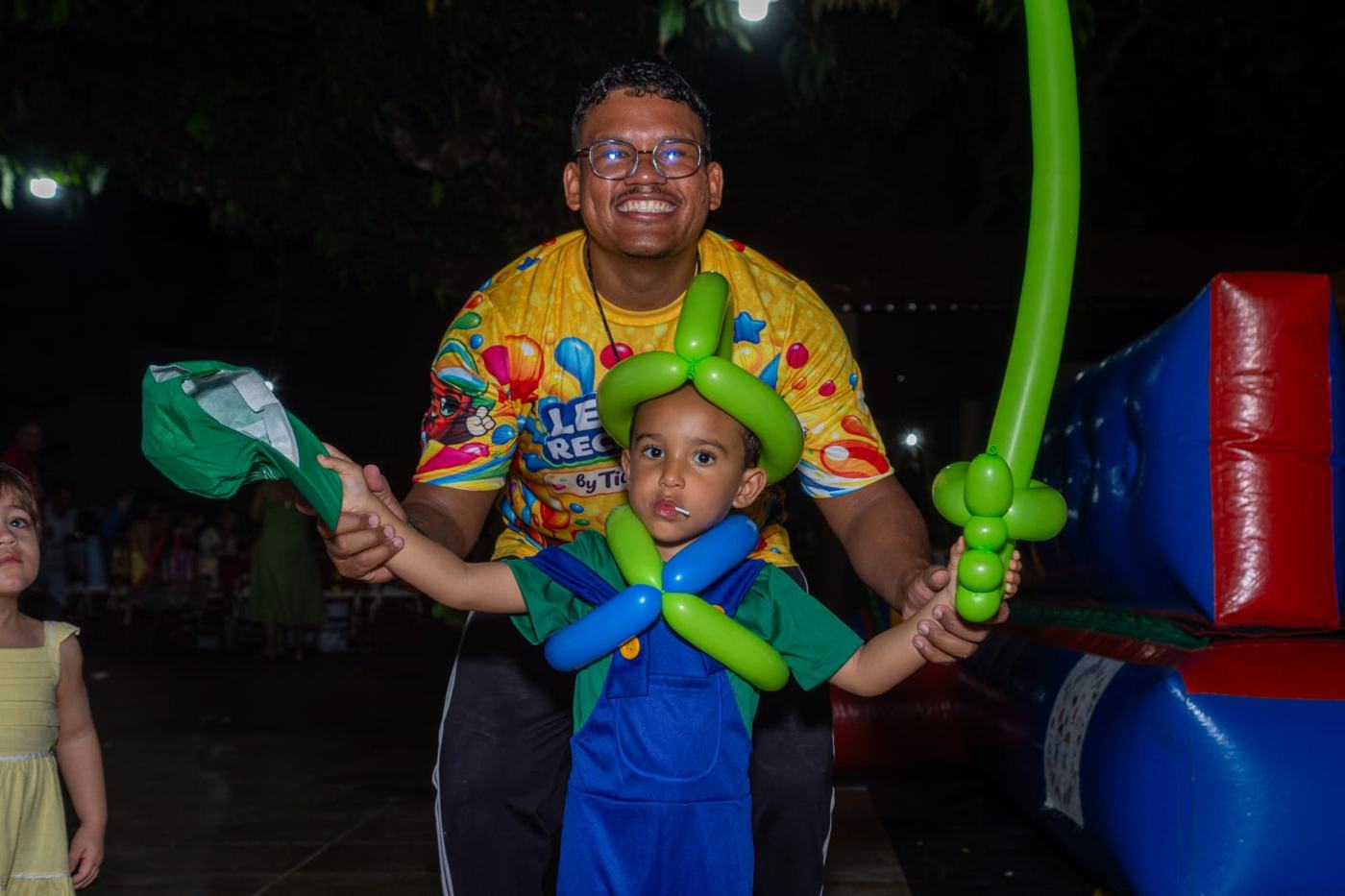 Tio Brownie com criança e escultura de balão