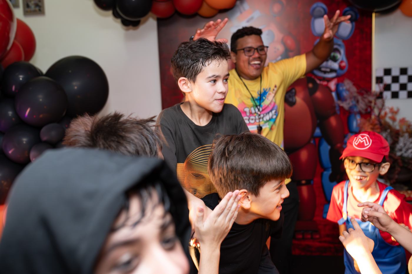 Tio Brownie animando crianças em festa temática