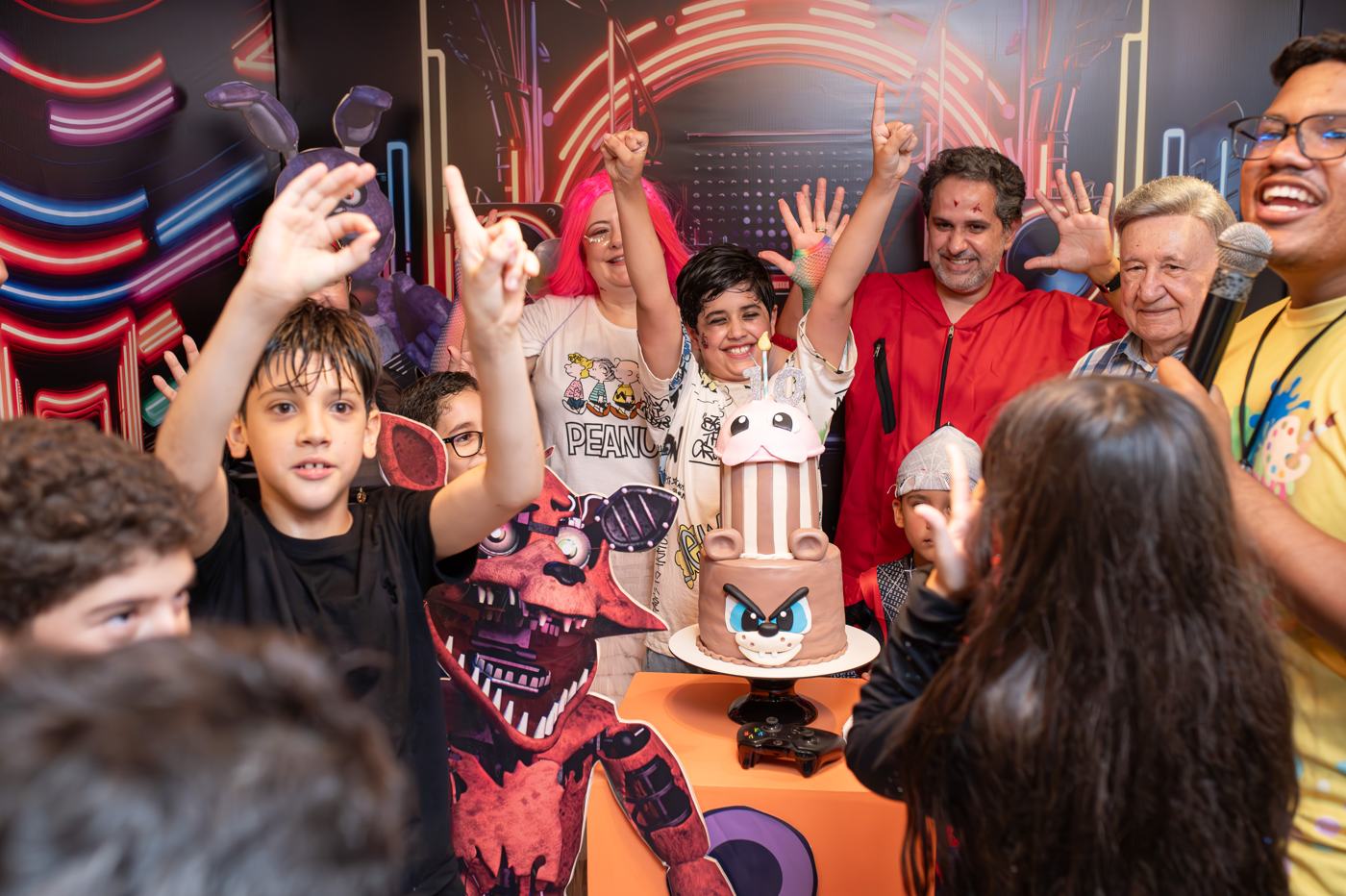 Crianças comemorando em festa com tema Balada Neon
